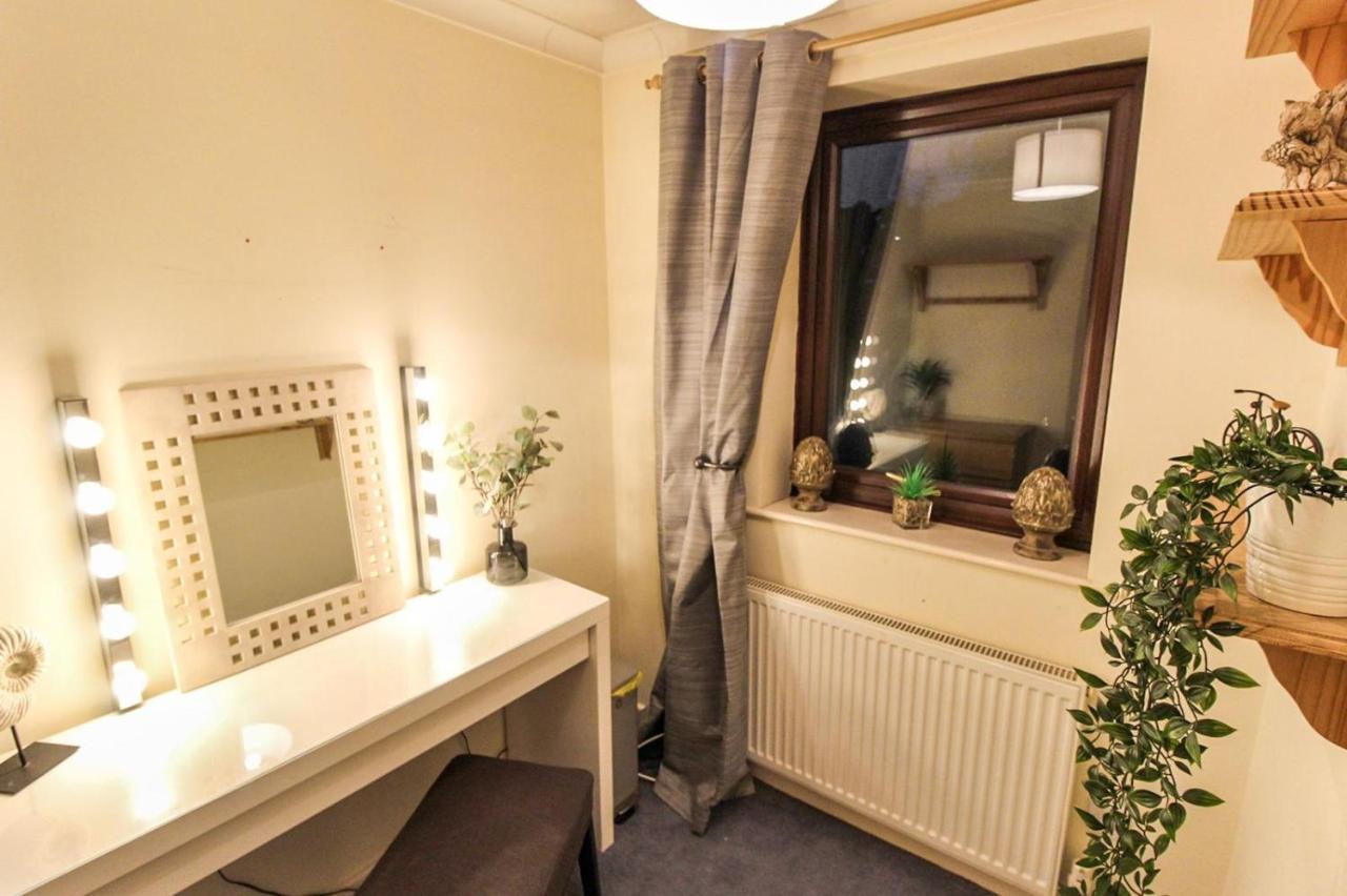 Holiday home Comfortable 2 Bedroom House With Free Parking *